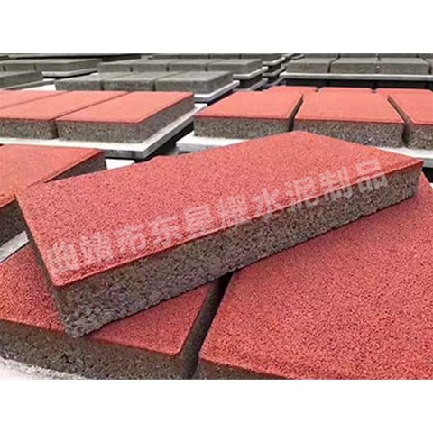長期暴露在戶外環境中，透水磚表面是否需要做防護處理以應對紫外線、雨水等的侵蝕？