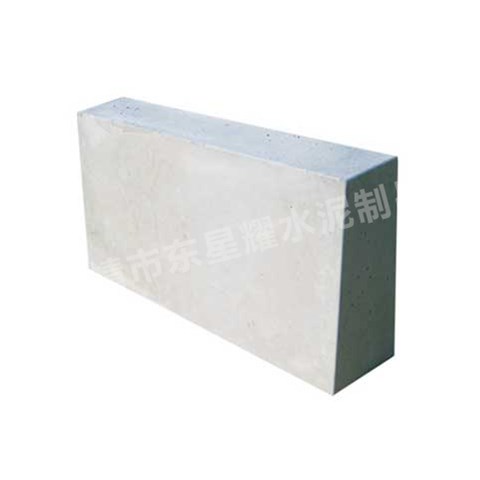 深色與淺色流水石在吸熱性上有何不同？選擇時需結合哪些環境因素綜合考量？